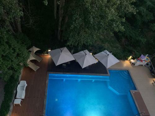 Hotel Park And Pool Family Room