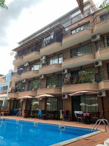 Hotel Park And Pool Family Room