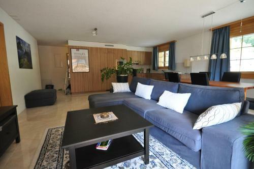Family Frame Apartment
