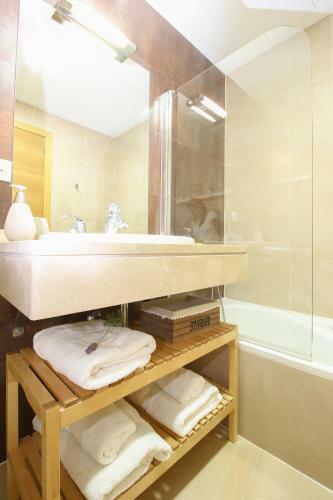 Deluxe Apartment San Julian With Parking