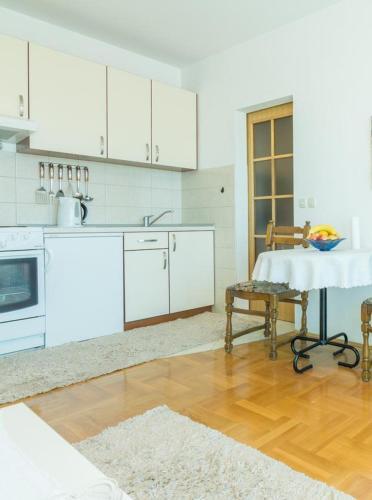 Apartments With A Parking Space Makarska - 17709