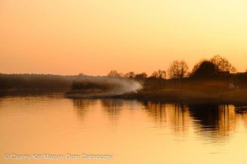 Czarny Kot Mazury Dom Ca?oroczny