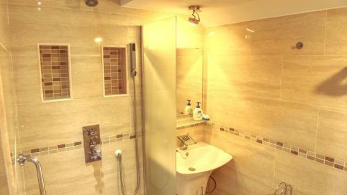 Exceptional Costa Del Sol Villa For 8, Hi Spec, Tranquil Setting, Amazing Views. Heated Pool.