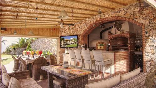 Exceptional Costa Del Sol Villa For 8, Hi Spec, Tranquil Setting, Amazing Views. Heated Pool.