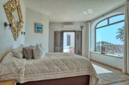 Luxury 4-bedroom Villa, Private Pool And Outhouse