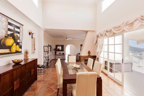 Villa Mercedes With Heated Pool And Wifi Internet