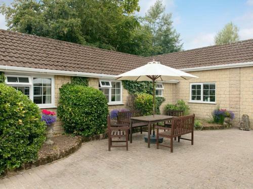 1 Luckington Stables