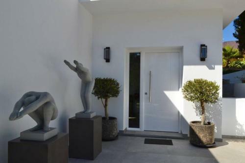 New 4 Bed Designer Villa With Pool
