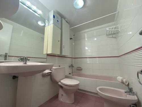 R126 Beachfront Apartment Sant Salvador