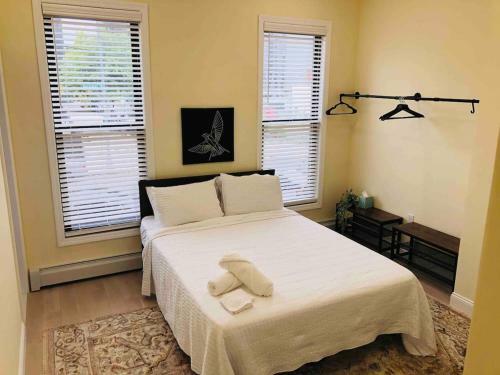 Luxury 3 Bedroom Apartment With Backyard + Close Transport