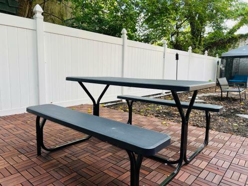 Luxury 3 Bedroom Apartment With Backyard + Close Transport