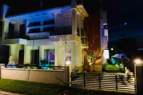 Villa Charming 3bhkgarden Bungalow With Rooftop Jacuzzi