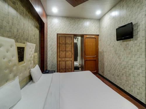 Hotel Capital O 82559 Royal Plaza