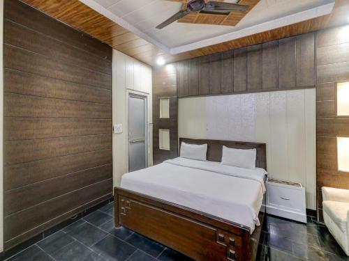 Hotel Capital O 82559 Royal Plaza