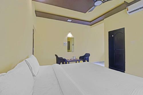 Capital O 81657 Madhus Inn Hotel