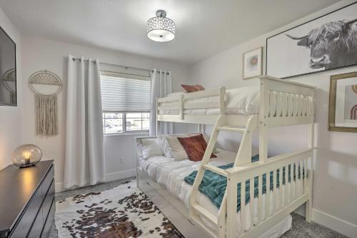 Stylish Bakersfield Getaway With Pool Table!