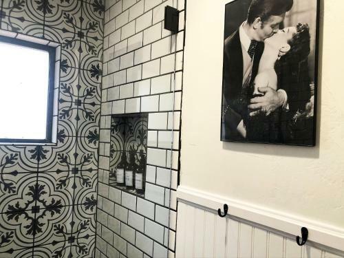Old Hollywood Lodge-pets, Hottub-sauna, Speakeasy!