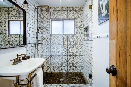Old Hollywood Lodge-pets, Hottub-sauna, Speakeasy!