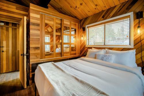 Old Hollywood Lodge-pets, Hottub-sauna, Speakeasy!