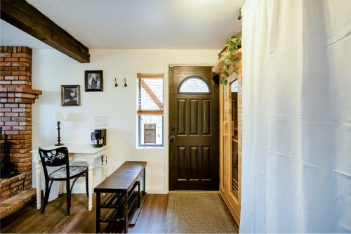 Old Hollywood Lodge-pets, Hottub-sauna, Speakeasy!