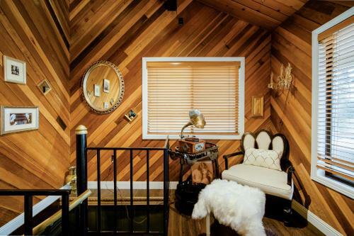 Old Hollywood Lodge-pets, Hottub-sauna, Speakeasy!