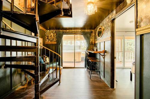 Old Hollywood Lodge-pets, Hottub-sauna, Speakeasy!