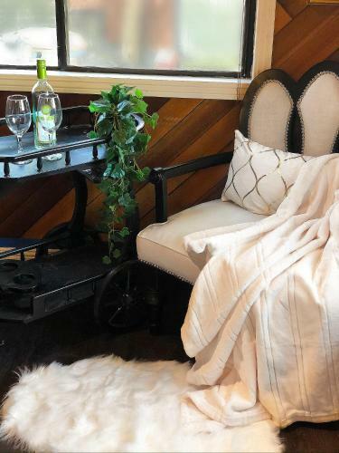 Old Hollywood Lodge-pets, Hottub-sauna, Speakeasy!