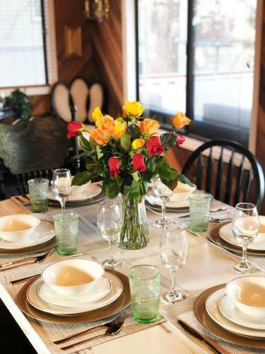 Old Hollywood Lodge-pets, Hottub-sauna, Speakeasy!