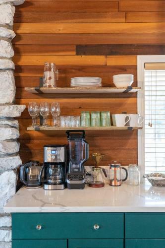 Old Hollywood Lodge-pets, Hottub-sauna, Speakeasy!