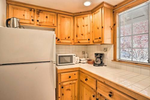 Cozy Cottage With Spacious Yard About 4 Mi To Ski!