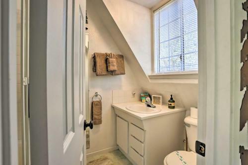 Cozy Cottage With Spacious Yard About 4 Mi To Ski!