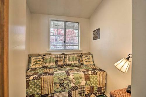 Cozy Cottage With Spacious Yard About 4 Mi To Ski!