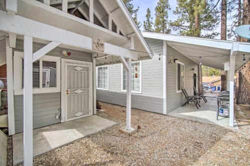 All-season Big Bear Home With Stone Fireplace!
