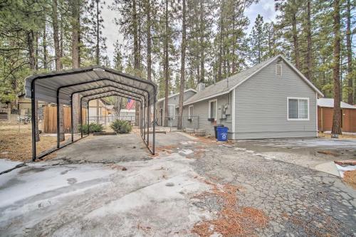 All-season Big Bear Home With Stone Fireplace!