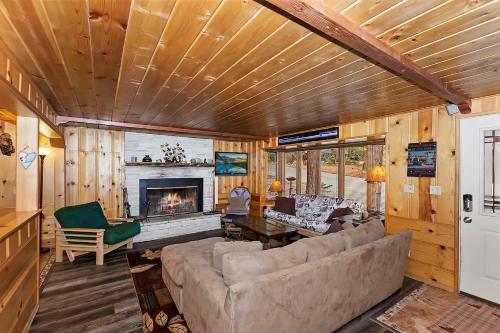 Doormat Vacation Rentals - Pine Rock Cabin