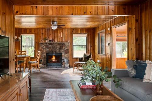Cougar Rd - Cougar Lodge