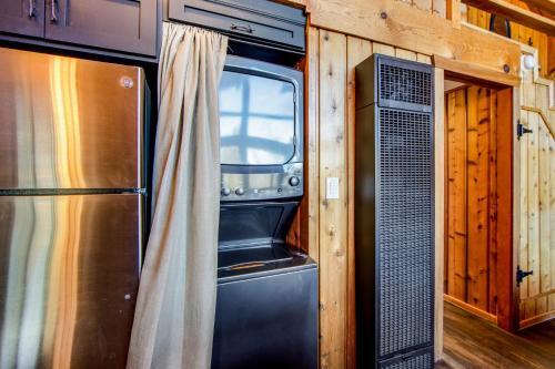 Black Raven Cabin