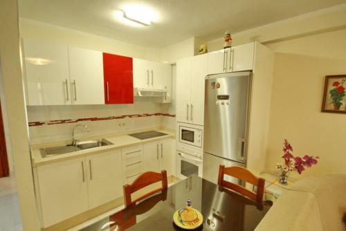 Two Bedroom Apartment In Beachfront Complex With Pool In Playa de Las Am�ricas.