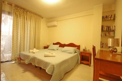 Two Bedroom Apartment In Beachfront Complex With Pool In Playa de Las Am�ricas.