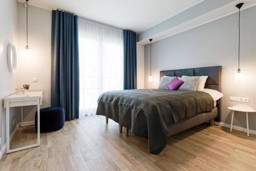 Central Apartments, Quiet With Free Parking And Ac.