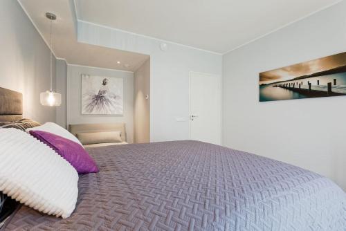 Central Apartments, Quiet With Free Parking And Ac.