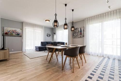 Central Apartments, Quiet With Free Parking And Ac.