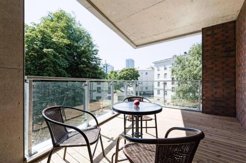 Central Apartments, Quiet With Free Parking And Ac.