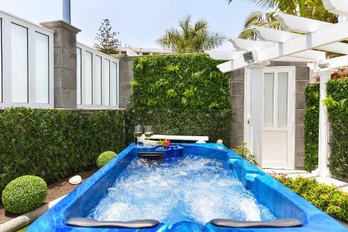 Jacuzzi & Garden Bungalow