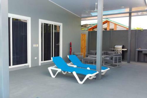 Villa Modern New 3 Br Home, Walking Distance From Beach.