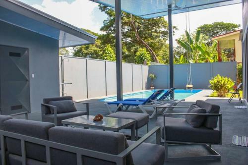 Villa Modern New 3 Br Home, Walking Distance From Beach.