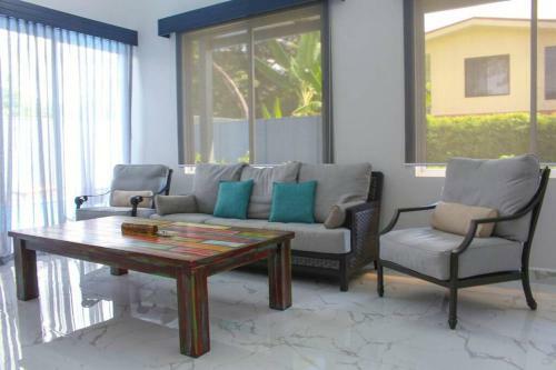Villa Modern New 3 Br Home, Walking Distance From Beach.
