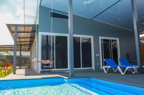 Villa Modern New 3 Br Home, Walking Distance From Beach.