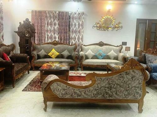 Lodge Yt Mansion