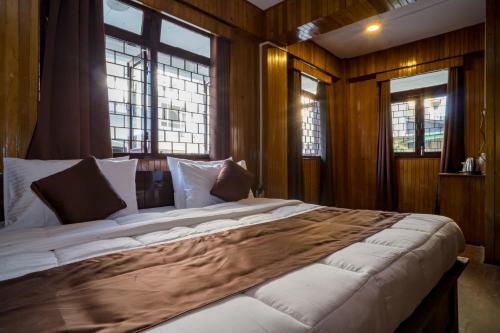 Hotel Magpie Mall Road Residency (mg Marg)